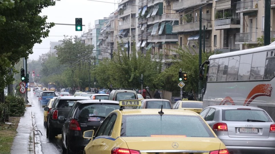 Μποτιλιάρισμα λόγω βροχής στην Αττική: Πού υπάρχουν προβλήματα
